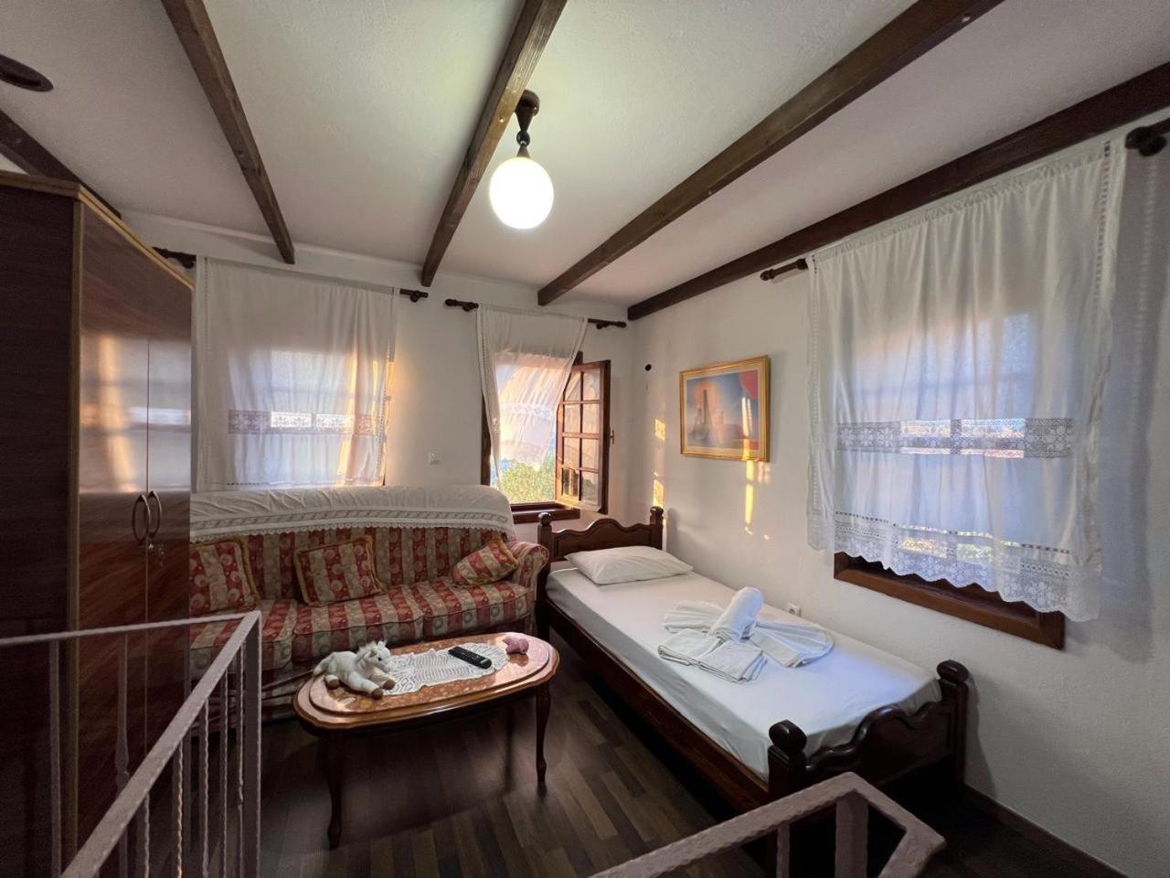 Pjetri House Hotel เบราท ภายนอก รูปภาพ